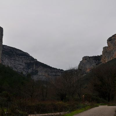 Saint Guilhem le désert avec les falaises