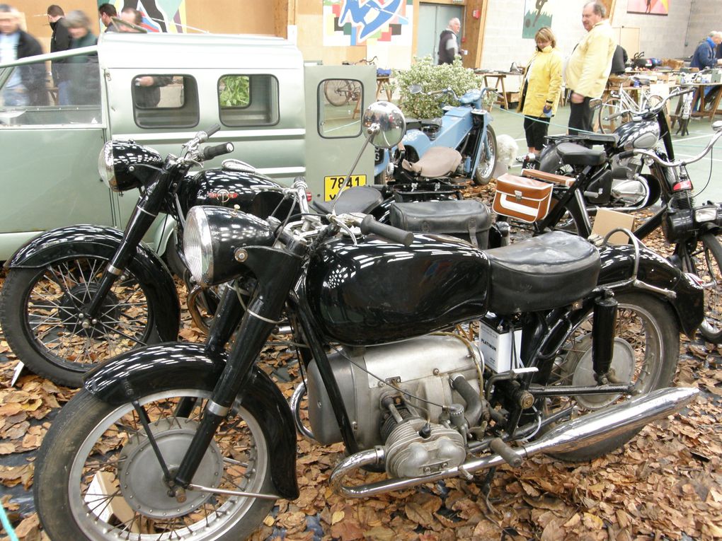 C'est dans une bonne ambiance que c'est déroulée la Bourse d'échange de pièces mécaniques motos anciennes au gymnase St Trémeur de carhaix ce week-end