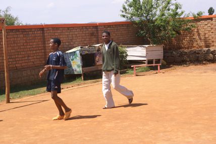 M. Njara, éducateur et Dominique enfant  