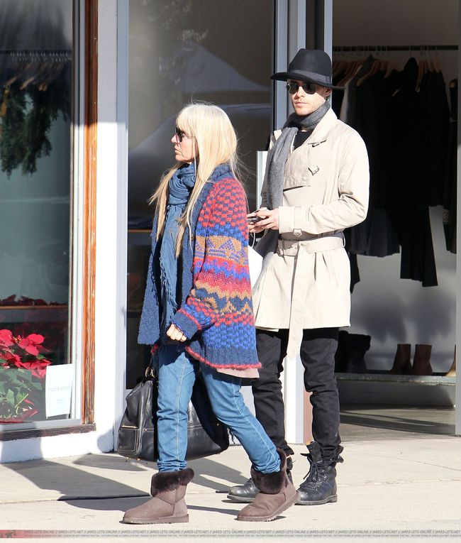 Album - Jared-shopping-in-LA---24-Dec-2010