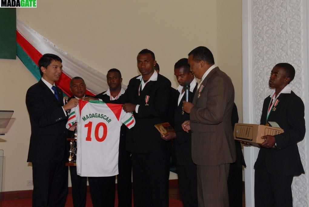 Les XV Makis de Madagascar, vainqueur de la Namibie, lors de la CAN 2012 de rugby, faits Chevaliers de l'Ordre national malagasy. Photos Harilala Randrianarison. www.madagate.com