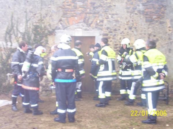 <p>A LA MANOEUVRE MENSUELLE, NOUS NOUS SOMMES ENTRAINES&nbsp; AU PORT DE L'APPAREIL RESPIRATOIRE ISOLANT( ARI) AVEC UNE SIMULATION D'UN FEU DANS UNE PIECE D'UN BATIMENT APPARTENANT A LA MAIRIE DE ST-SAUVEUR</p>