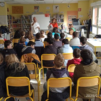Deux journalistes du Dauphiné Libéré poussent la porte du collège St Joseph pour venir échanger avec les élèves de 4ème et de 3ème