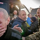 Plongée au cœur d'un poignant échange de prisonniers entre l'Ukraine et la Russie