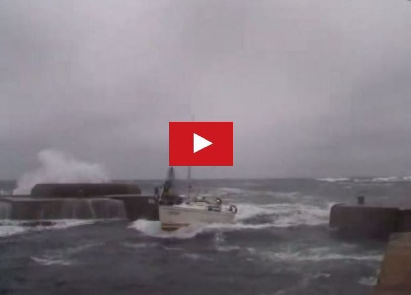 VIDEO - en pleine tempête, un voilier rentre au port... en surfant !