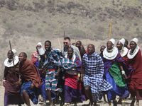 Danse d'accueil au village masaï