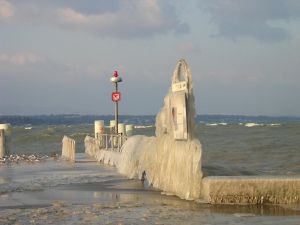 Non, ce n'est pas le Grand Nord, mais les effets d'un vent bien connu par chez nous, la Bise, sur le lac...