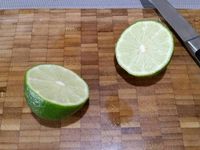 2 - Dans une poêle, faire chauffer le beurre, le sucre roux et le jus du 1/2 citron. Y verser les morceaux de fruits et laisser poêler 3 mn sur feu vif, rajouter les raisins secs macérés et le rhum. Mélanger et laisser encore 1 mn sur le feu.