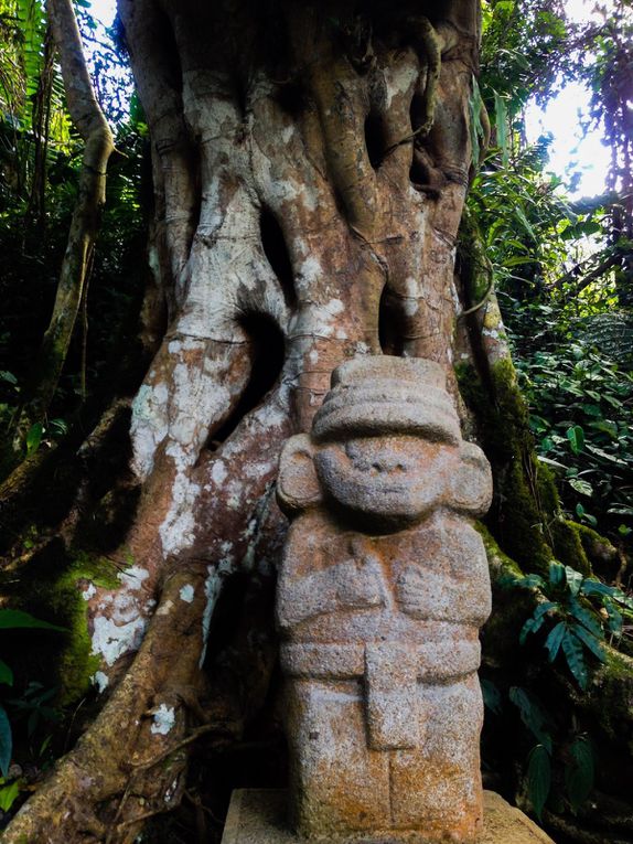 Temples funéraires et la riviere sacrée.