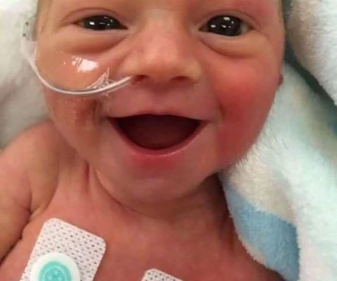 L’adorable photo d’un bébé prématuré de 5 jours qui sourit est devenue virale