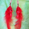 Boucles d'oreilles en plumes rouges avec perles de bois