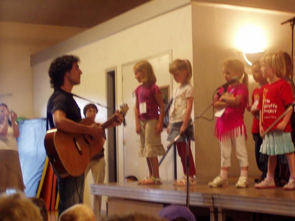 photos des jeux, du lâcher de ballons et du spectacle lors  la fête de l'école du 04 juillet 2008