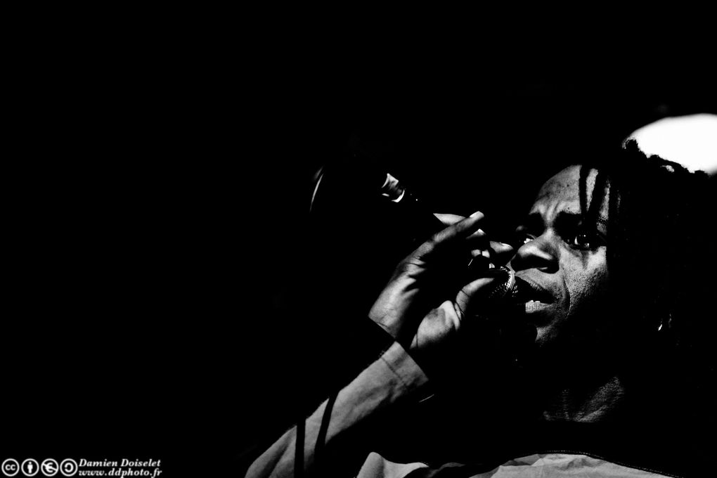 Retrouvez d'autres photos du concert de Skarah-B au Sceaux What du 26 novembre 2010, celles-ci en Noir et Blanc!