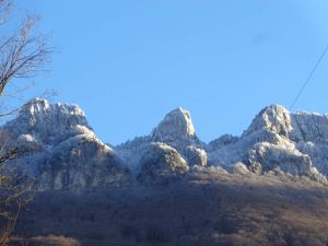 Vues sur la Dent du Chat depuis les lacs de Chevelu.