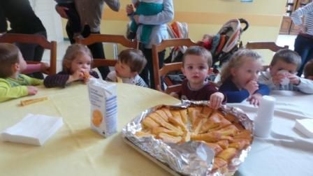 Plantations de fleurs avec les petits et dégustation de gâteaux.