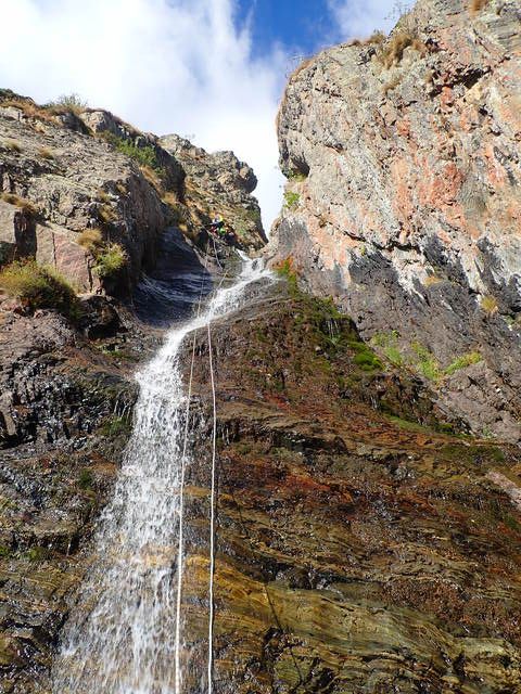 Dans la cascade de 110 m qui en fait fait 107 m
