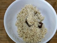 3 - Moudre les noix du Brésil en poudre. Dénoyauter les dattes et les passer également au mixeur avec le cacao jusqu'à obtenir une pâte homogène. Placer cette pâte dans un bol et y incorporer la poudre de noix, bien mélanger et rouler en boule. Diviser la préparation ainsi obtenue et la placer dans des formes carrées (ici 8cm x 8cm ) ou rectangulaires ou rondes selon vos désirs, et tasser. Placer au réfrigérateur.
