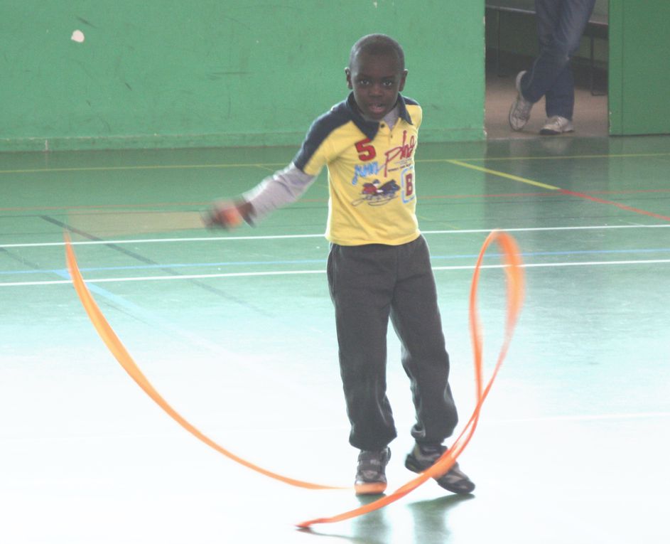 Photos des démonstrations de gym'acro et cirque présentées au parents à la fin du stage qui se déroulait à la Bourgonnière du 7 au 11 mars 2011.