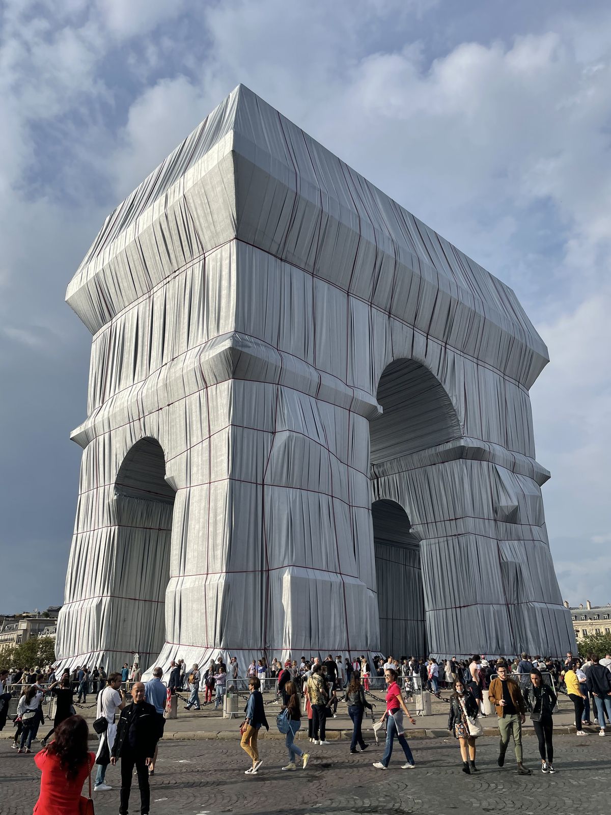 Cristo et Jeanne-Claude emballent l’arc de triomphe à Paris