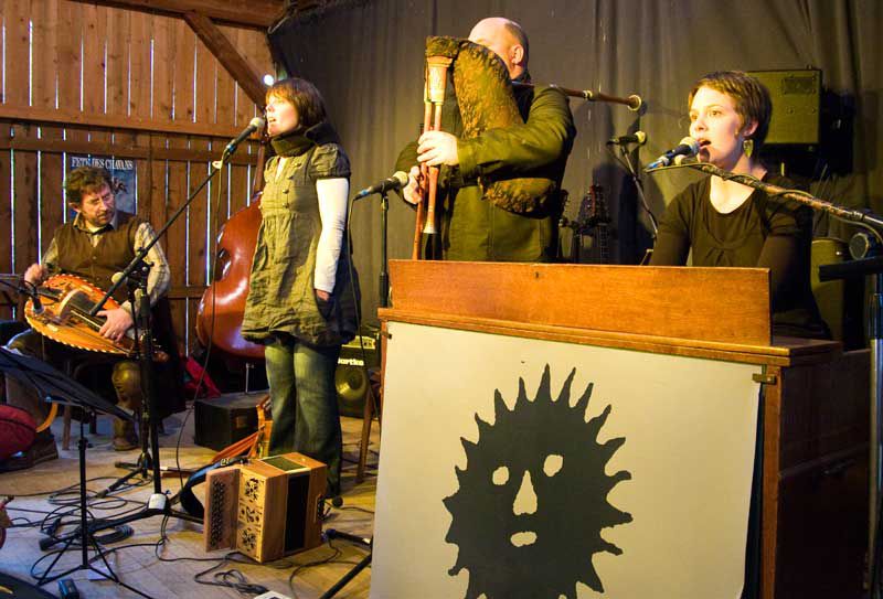 Images de la Fête de la Rivière 2010, avec la séance de dédicace des bateliers lors de la sortie du livre "Hors du Temps", les différents concerts et la démonstration de navigation sur la rivière Allier