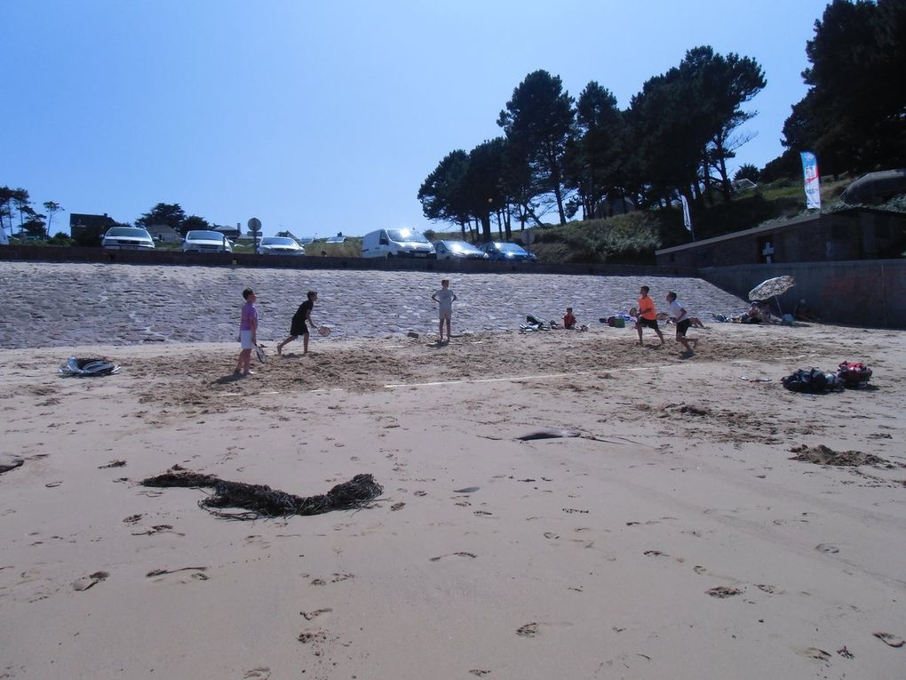 Faire du beach tennis et/ou aller se baigner. Pour corser le jeu, il faut imaginer la présence d'un filet car, avec l'inclinaison, impossible de l'installer.