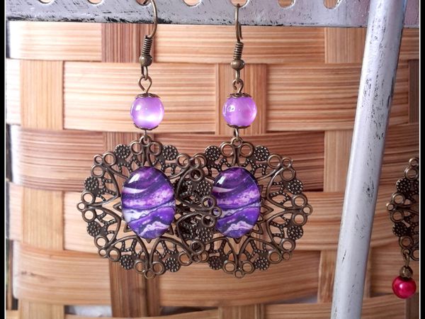 Boucles d'oreilles baroque dentelle de métal cuivré et perles violettes .