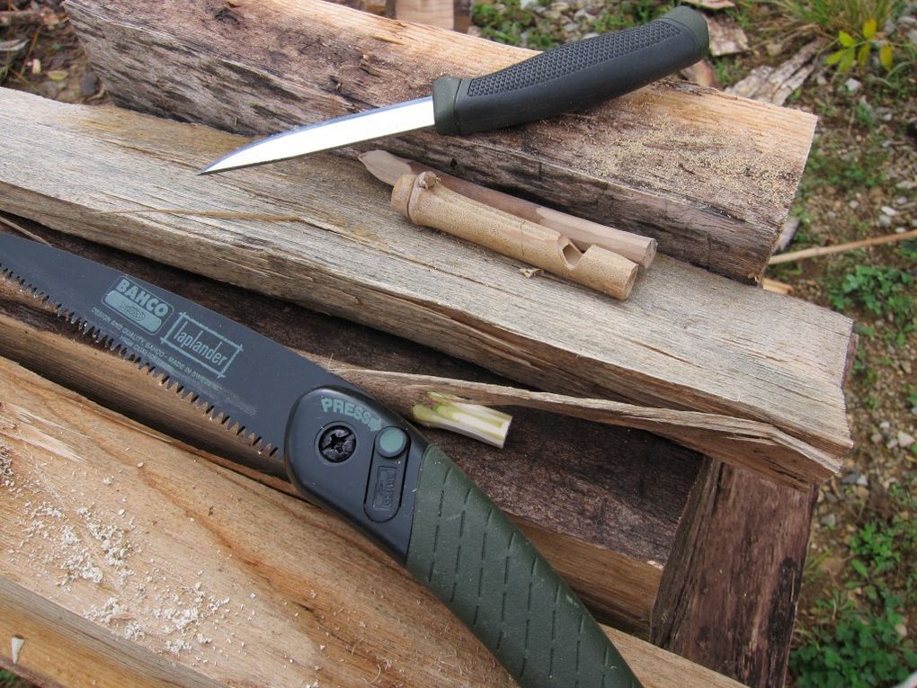 Les différentes étapes de fabrication d'un sifflet en bambou (qui siffle !!) avec le couteau et la scie.