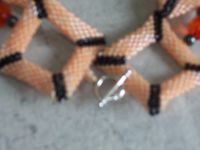Bracelet motifs "carré" relié avec des perles hématite et des perles de facette, le tout avec un fermoir toggle. Les carrées sont tissées avec la technique du PEYOTE et pèse environ 15g. Les perles utilisées ici sont : les myuki délicas 11/0. Je le trouve magnifique.
