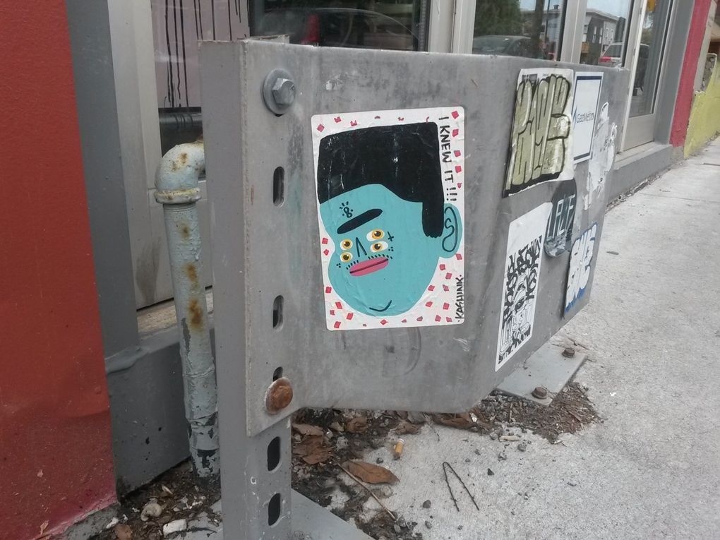Les drôles d'autocollants de Kashink apparus avant l'ouverture officielle du Festival Mural.