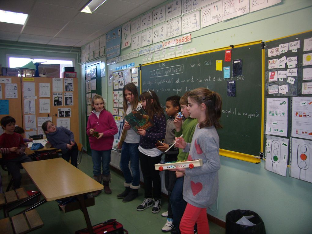 Nous avons préparé les différentes lectures instrumentalisées par petits groupes, nous sommes allés lire Kirikou aux élèves de CP et leur faire découvrir des instruments africains.