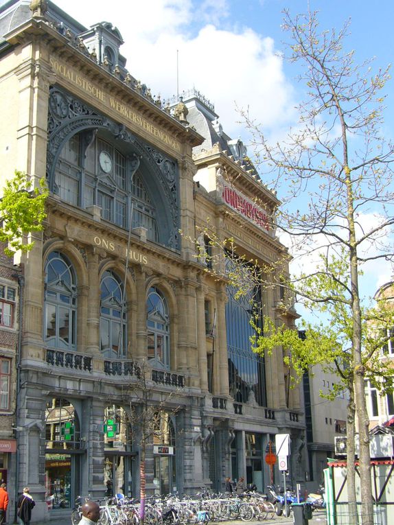 Une belle journée de printemps à Gand, visite de la ville, églises, architecture, peinture, musée du design... un régal pour les yeux !!!