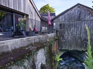 Une vaste maison de famille dans une ancienne scierie