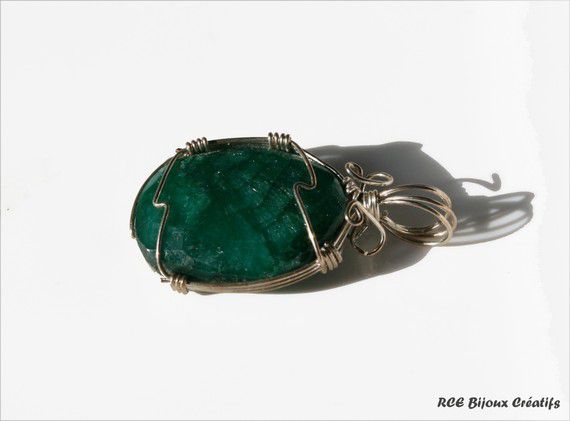 Ce pendentif est une Emeraude taillée en forme d'ovale et facettée, elle est montée avec des fils en Argent tressés. D'une jolie couleur verte, cette pierre fait partie de la famille des pierres précieuses. Nous la proposons au prix de 60€.