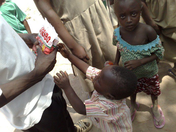 Distribution des bonbons du conteneur reçu en 2011 grâce aux efforts de Franziska et Leo Strauch d'Allemagne. Le nom de photo indique en même temps le lieu de la paroisse. C'est juste quelques exemples, car tous les diocèses du Togo et quelques p