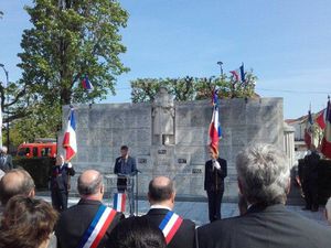 Recueillement devant le monument aux morts