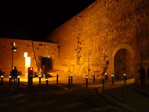 La muraille romaine de Tarragone ; une ancienne rue et le théâtre romains de Carthagène