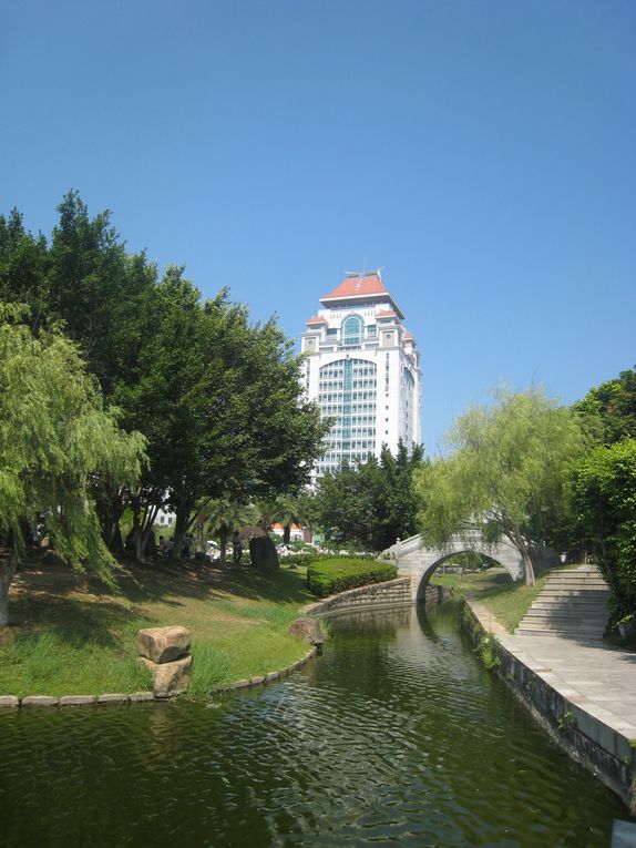 Xiamen University (Xiamen Daxue 厦门大学 ou Xia Da pour les locaux) est réputée pour avoir le plus beau campus universitaire de toute la Chine. C'est sûr que même à côté de Lille 1 il n'y a pas photo. Enfin si justement, plein de photos po