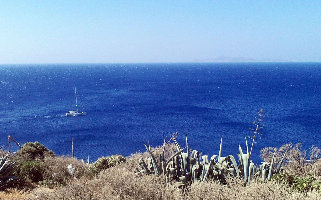 Hugo et ses copains Elia, Karim et Younes. Août. Golfe de Corinthe, Saronique, et d'Argolide, Cyclades du nord et traversée vers le golfe de Petalion.