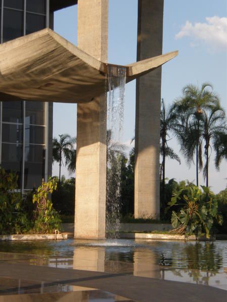 Capitale futuriste surgie au milieu de nulle part, joyau d'architecture moderne, Brasilia et ses larges allées automobiles, ses immeubles administratifs et ses monuments grandiloquents...