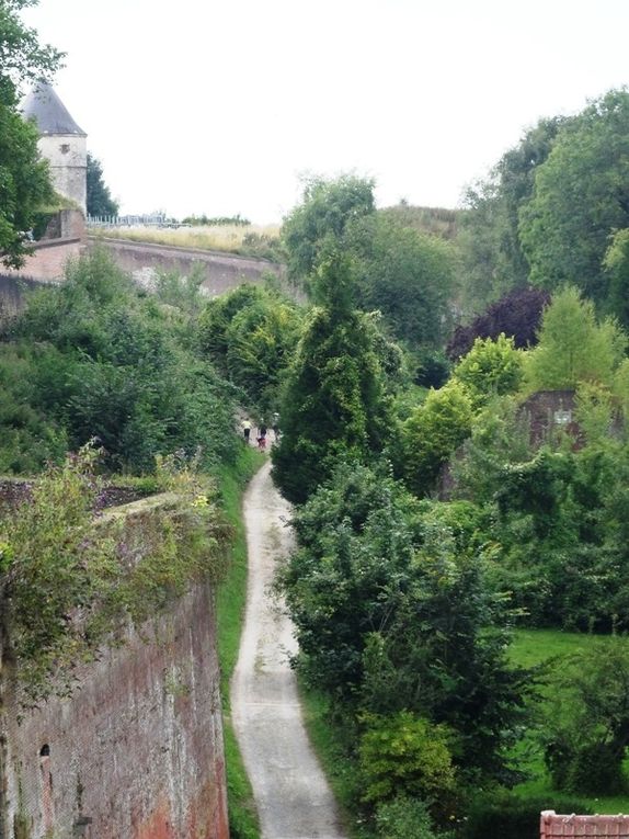 BALADE DANS MONTREUIL SUR MER...peut-être LE VILLAGE PREFERE DES FRANCAIS ...