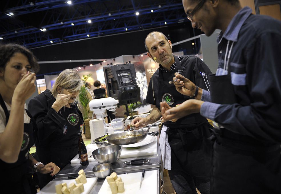 Atelier culinaire sur le salon Vino Passion à Epernay en mai 2011 dans le cadre de la mission de valorisation du patrimoine gastronomique avec la REGION CHAMPAGNE-ARDENNE