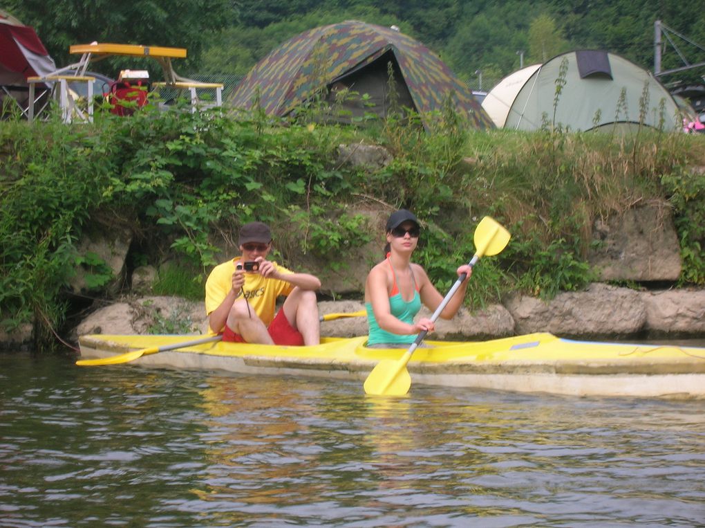 Week end à Dinant avec Sex'île, Cél, Laurent, Myr, Dominique et Francis. Au programme: visite de la ville, barbecue et descente des 21 km de la Lesse en canoë kayak.