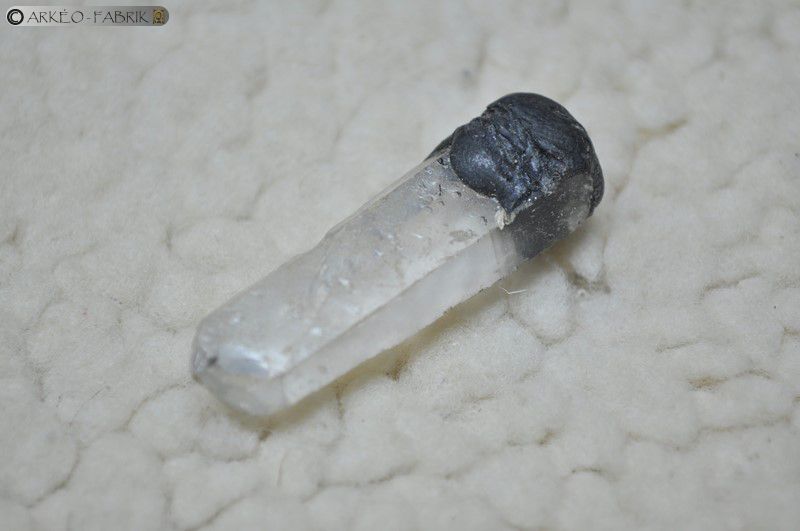 Parures du néolithique final de Charavines en Isère : pendeloque en serpentinite et en cristal de quartz. Réalisées pour le Musée Archéologique du Lac de Paladru.