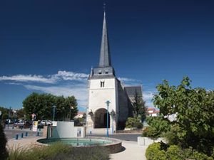             Vue de la rue                  et                            église de Notre Dame de Monts