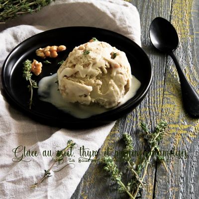Glace au miel, thym et pignons caramélisés