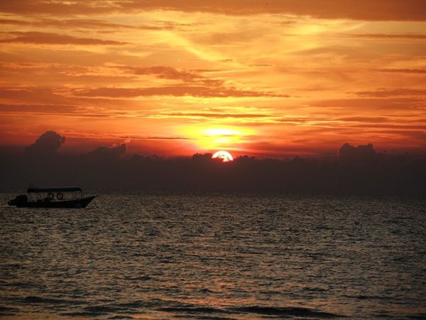 Et comme on est des warriors avec Vivi, on a mis le réveil à 6h30 un matin, pour voir le lever de soleil depuis la plage, orientée pleine Est