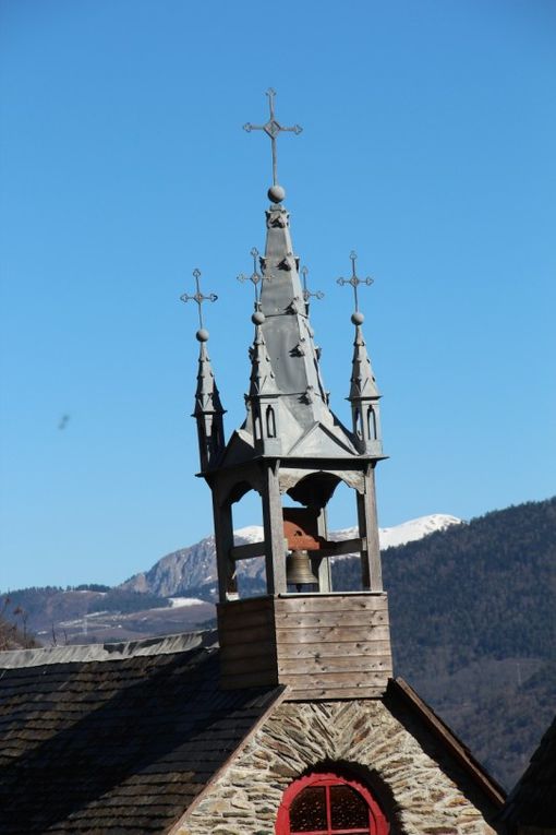 Découvrer la singulière histoire de ce village perché qui, victime de la peste, par sa foi, est parvenu à l'éradiquer, ce qui a valu une chapelle avec un clocher qui vaut le détour.