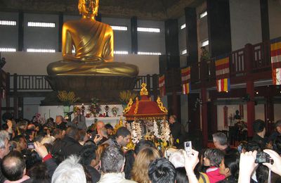 Remise des reliques du Bouddha historique.