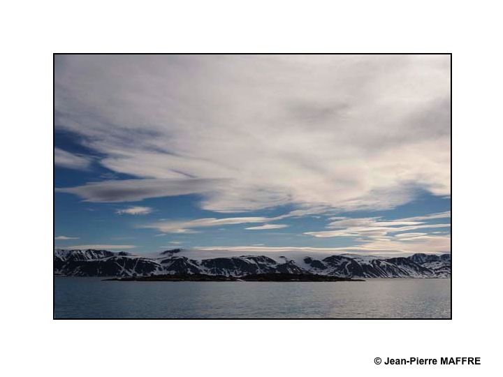 Le spectacle d'un ciel pur peuplé de nuages aux formes magiques.