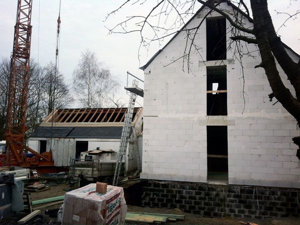 Travaux de couverture des toitures - Enduit d'étanchéité sur les fondations - Pose de la membrane étanche et du système de drainage.